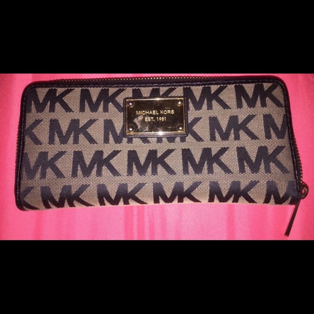 Michael Kors Black and tan signature Wallet/zipper. With Gold hardware.